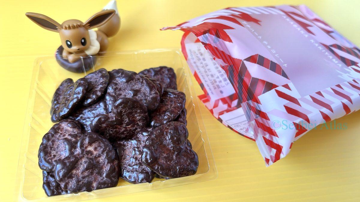 Contents of Akasaka Kakiyama "Petit Heart" (柿山のプチハート)  with an Eevee figure.