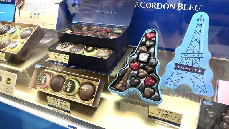 Valentine's Day chocolates and macarons from Le Cordon Bleu (ル・コルドン・ブルー) at the Amour du Chocolat (アムール・デュ・ショコラ) event (バレンタイン催事) in Shinjuku Takashimaya (新宿高島屋). A blue Eiffel Tower tin is filled with glossy heart-shaped chocolates, placed next to plump Takashimaya-exclusive macarons (高島屋限定マカロン).