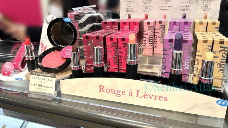 Sébastien Bouillet's (セバスチャン・ブイエ) chocolates look like real cosmetics, featuring lipstick and blush (口紅やチーク) designs. They are so realistic that they don't look like chocolate at all, perfect for a unique Valentine's Day gift.