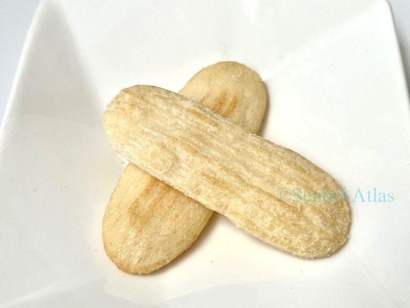 Happy Turn (ハッピーターン) crackers served on a plate, showing the powder-coated surface.
