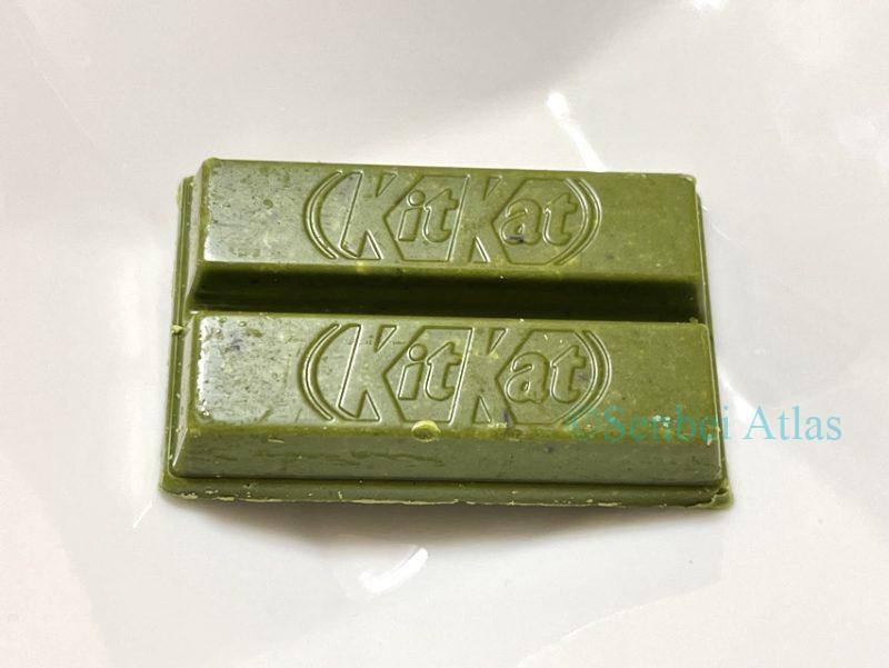 Kit Kat Deep Matcha (キットカット 濃い抹茶) bars served on a plate.