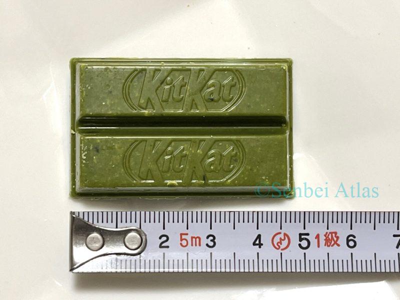 Measuring the size of a Kit Kat Deep Matcha (キットカット 濃い抹茶) bar with a measuring tape.