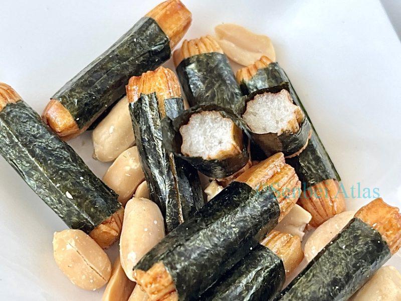 Cross-section of seaweed-wrapped rice crackers (Norimaki / 海苔巻き) from the Nori-p Pack (海苔ピーパック).