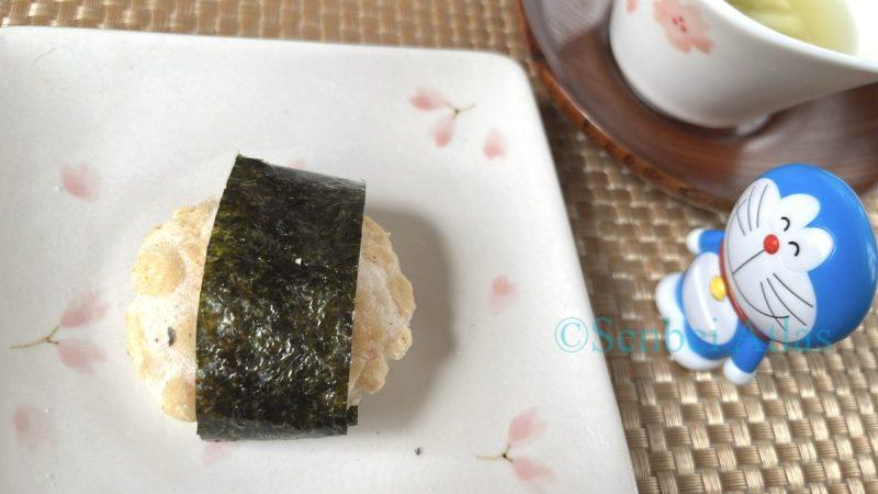 Fried shrimp senbei (Japanese rice cracker) Seto Shio paired with Japanese nori. Part of a licensed cook's flavor experiment, with Doraemon in the background.