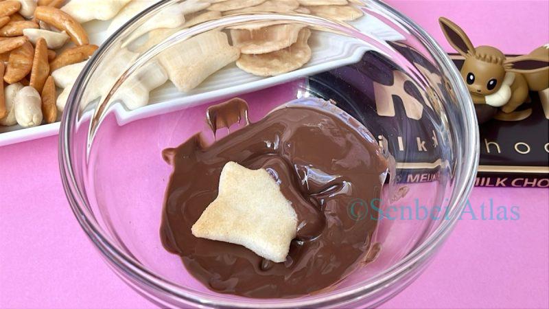 Chiisana Hoshi Tabeyo (小さな星たべよ) being dipped into a bowl of melted chocolate for Valentine's Day.