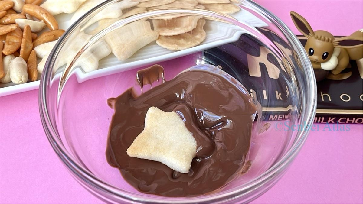 Chiisana Hoshi Tabeyo (小さな星たべよ) being dipped into a bowl of melted chocolate for Valentine's Day.
