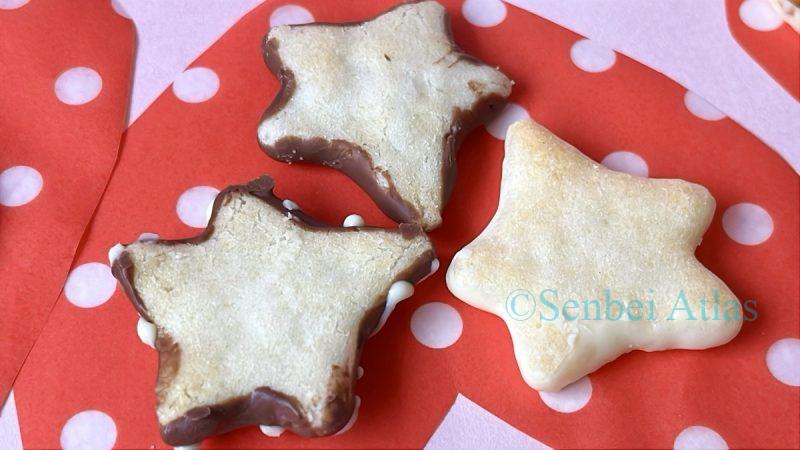 Three Chiisana Hoshi Tabeyo (小さな星たべよ) crackers showing the side without chocolate coating.