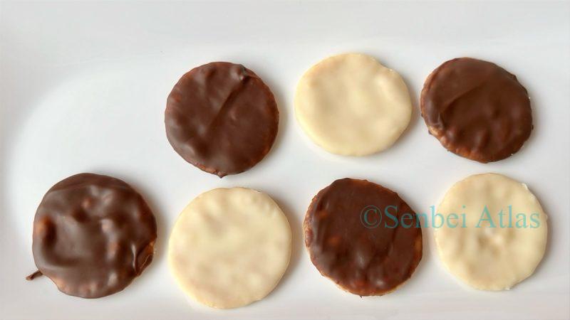 Petit Usuyaki (プチうす焼) coated with two colors of chocolate, arranged to look like an Othello board.
