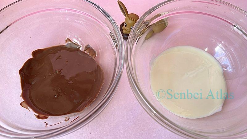 Melted milk chocolate and melted white chocolate in two separate bowls.