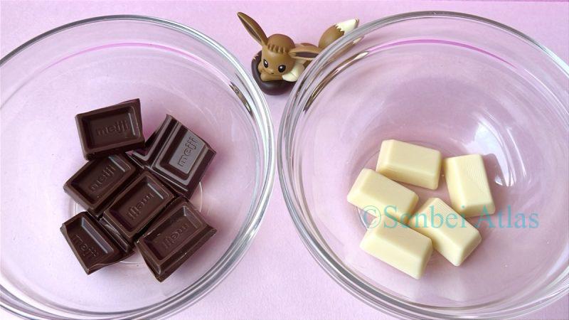 Milk chocolate and white chocolate placed in two separate bowls.