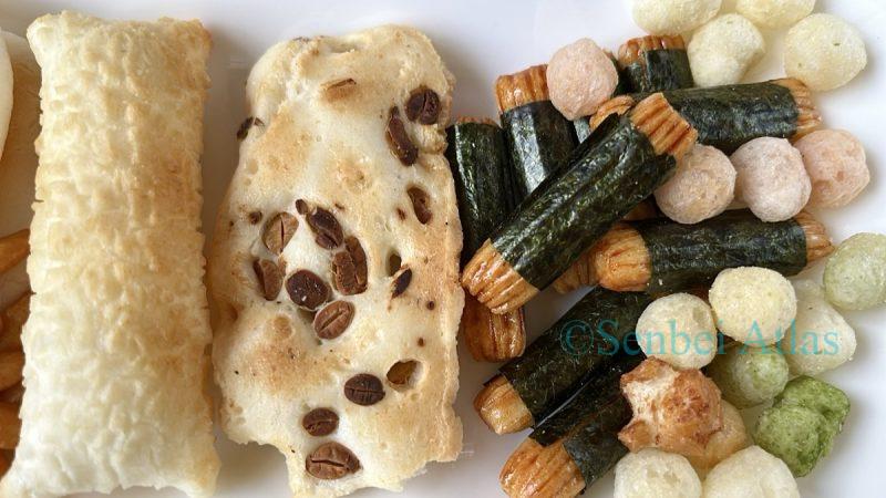 Small Arare (あられ) and larger Okaki (おかき) rice crackers served on a plate.