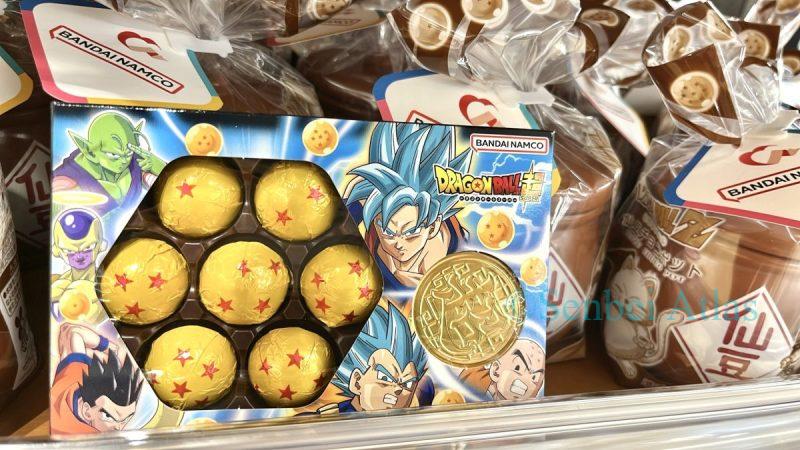 A box containing seven small Dragon Ball -shaped chocolates (ドラゴンボール型のチョコ). The "Senzu Bean (仙豆)" jar behind the Dragon Ball in the photo above.