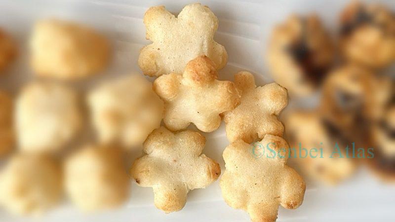 A flower-shaped arare from the Ginza Akebono (銀座あけぼの) Hina-arare (ひなあられ) set.