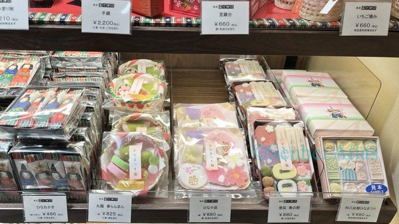 Hina-okaki (ひなおかき) and traditional sugar candies for Hinamatsuri (ひなまつり) at the Ginza Akebono (銀座あけぼの) shop.