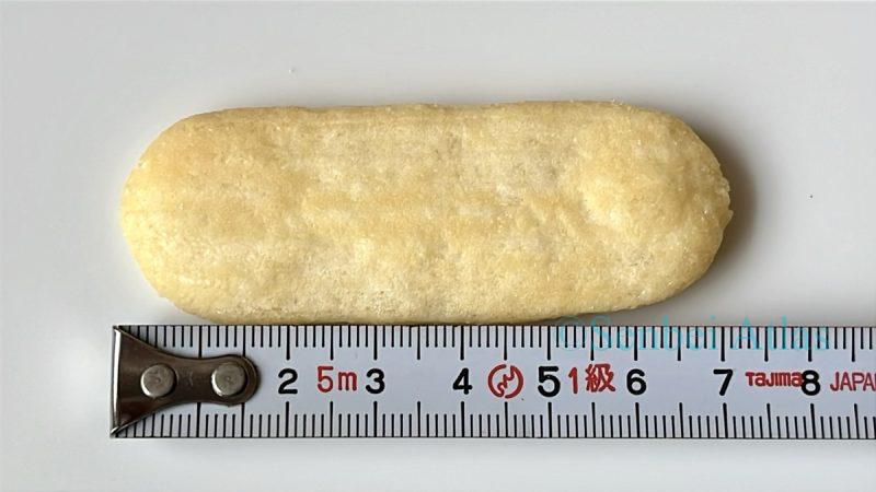 Measuring the size of a Happy Turn (ハッピーターン) cracker with a measuring tape.