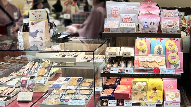 A wide selection of shrimp Senbei (Japan's Savory Umami Rice Snacks) and Hina-arare (ひなあられ) at the Keishindo (桂新堂) shop.