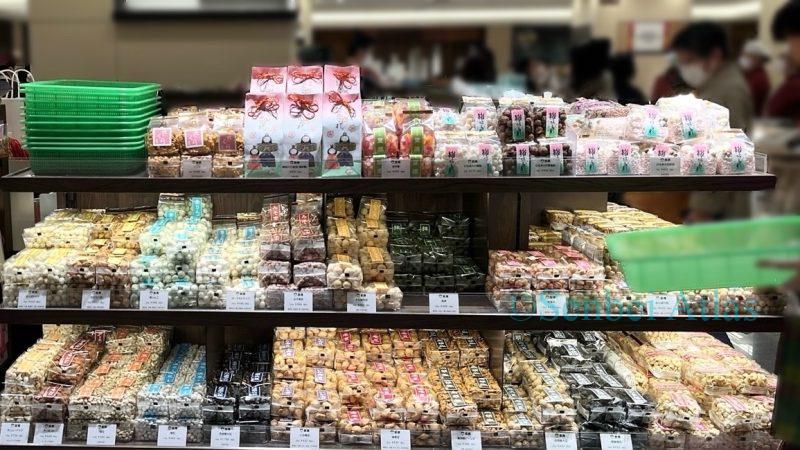 Hina-arare (ひなあられ) and a variety of colorful bean snacks at the Mamagen (豆源) storefront.