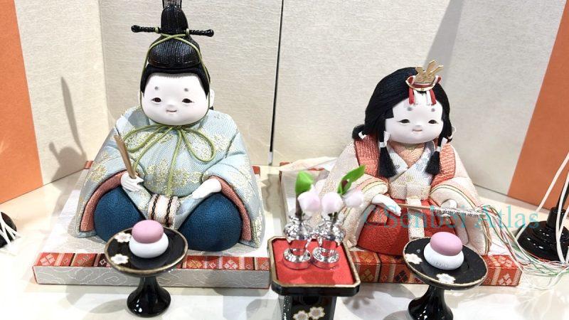 A pair of traditional Hinamatsuri dolls with plump, gentle faces: Obina (男びな) (Prince) and Mebina (女びな) (Princess).