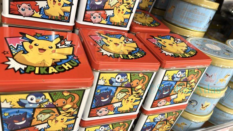 There are rows of square cubic cans with Pokémon (ポケモン)  characters such as Pikachu (ピカチュウ), Piplup (ポッチャマ), Charmander (ヒトカゲ), Gengar (ゲンガー), Chikorita (チコリータ), and Jigglypuff (プリン) .