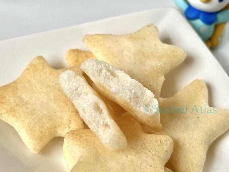 A cross-section (断面) of a PokéPeace Hoshitabeyo cracker placed in the center of a plate.