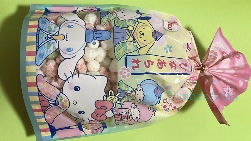Full view of the Kinchaku-style package featuring Hello Kitty (ハローキティ) and Cinnamoroll (シナモロール) in Hinamatsuri costumes.