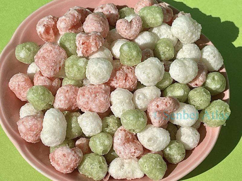 Three colors (pink, green, and white) of crispy puffed Hina-arare (ひなあられ) on a small dish.