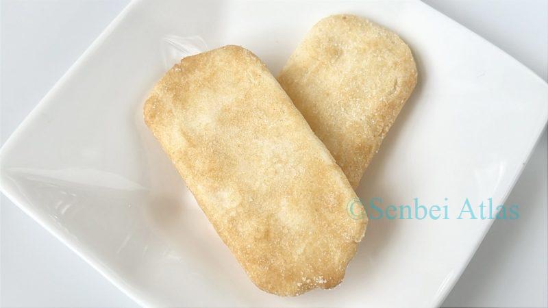 Ajishirabe (味しらべ) rice crackers served on a plate.