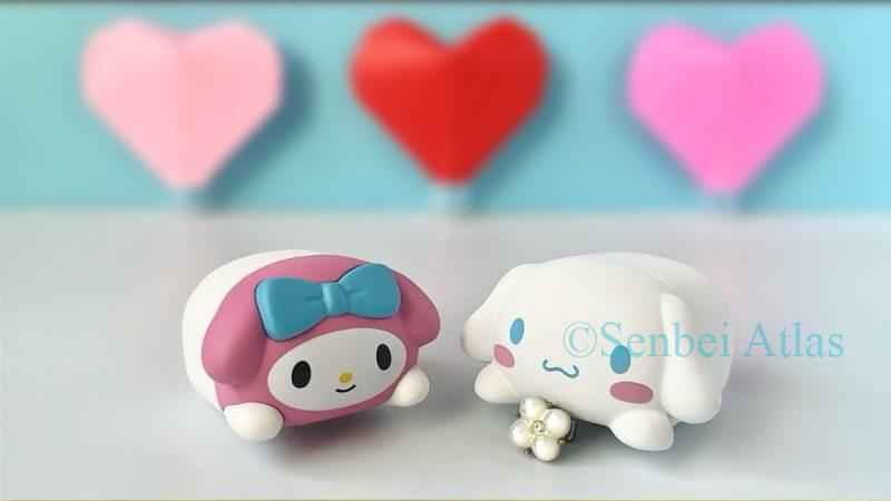 A White Day (ホワイトデー) themed photo of a Cinnamoroll (シナモロール) figure giving a white flower to a My Melody (マイメロディ) figure.