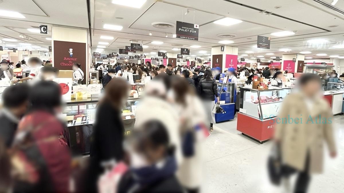 A crowded venue of the Valentine's Day chocolate event Amour du Chocolat (アムールドゥショコラ) 2026 at Takashimaya (高島屋) department store.