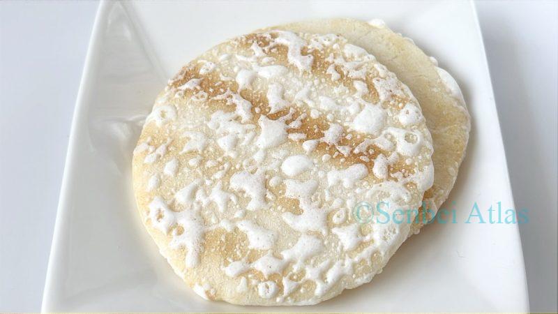 Yuki no Yado (雪の宿) rice crackers served on a plate.