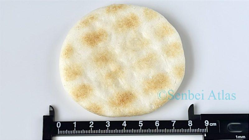 Measuring the size of a Soft Salad (ソフトサラダ) rice cracker with a ruler.