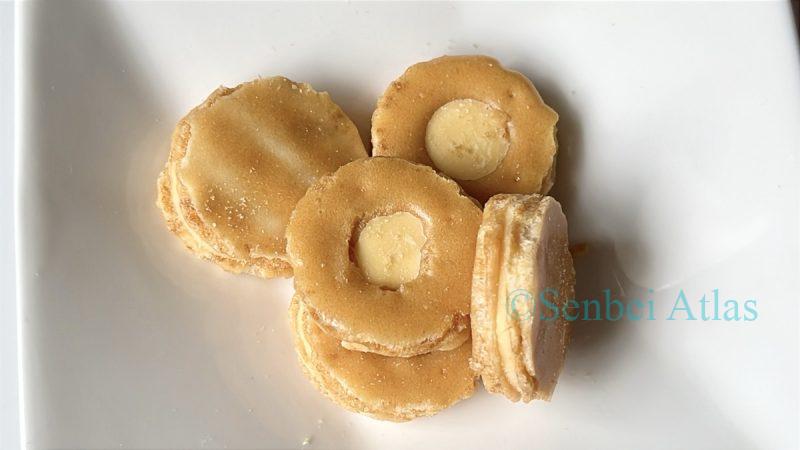 Cheese Okaki (チーズおかき) on a plate.
