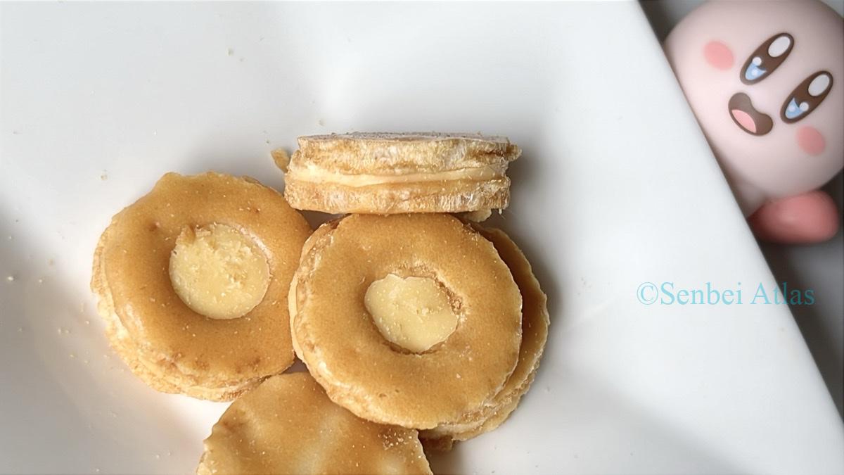 Cheese Okaki (チーズおかき) on a plate with Kirby (カービー).