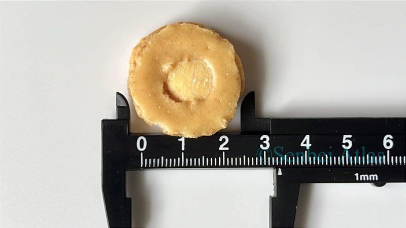 Measuring the size of Cheese Okaki (チーズおかき) with a ruler.