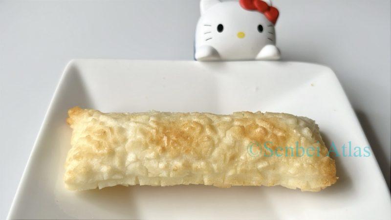 Inaka no Okaki (田舎のおかき) rice crackers on a plate with Hello Kitty (キティ).