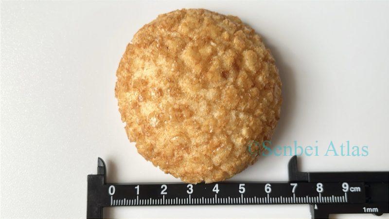 Measuring the size of a Kabukiage (歌舞伎揚) rice cracker with a ruler.