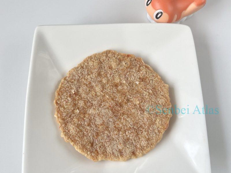 Yukari (ゆかり) shrimp cracker on a plate with Tatsugiri (シャリタツ).